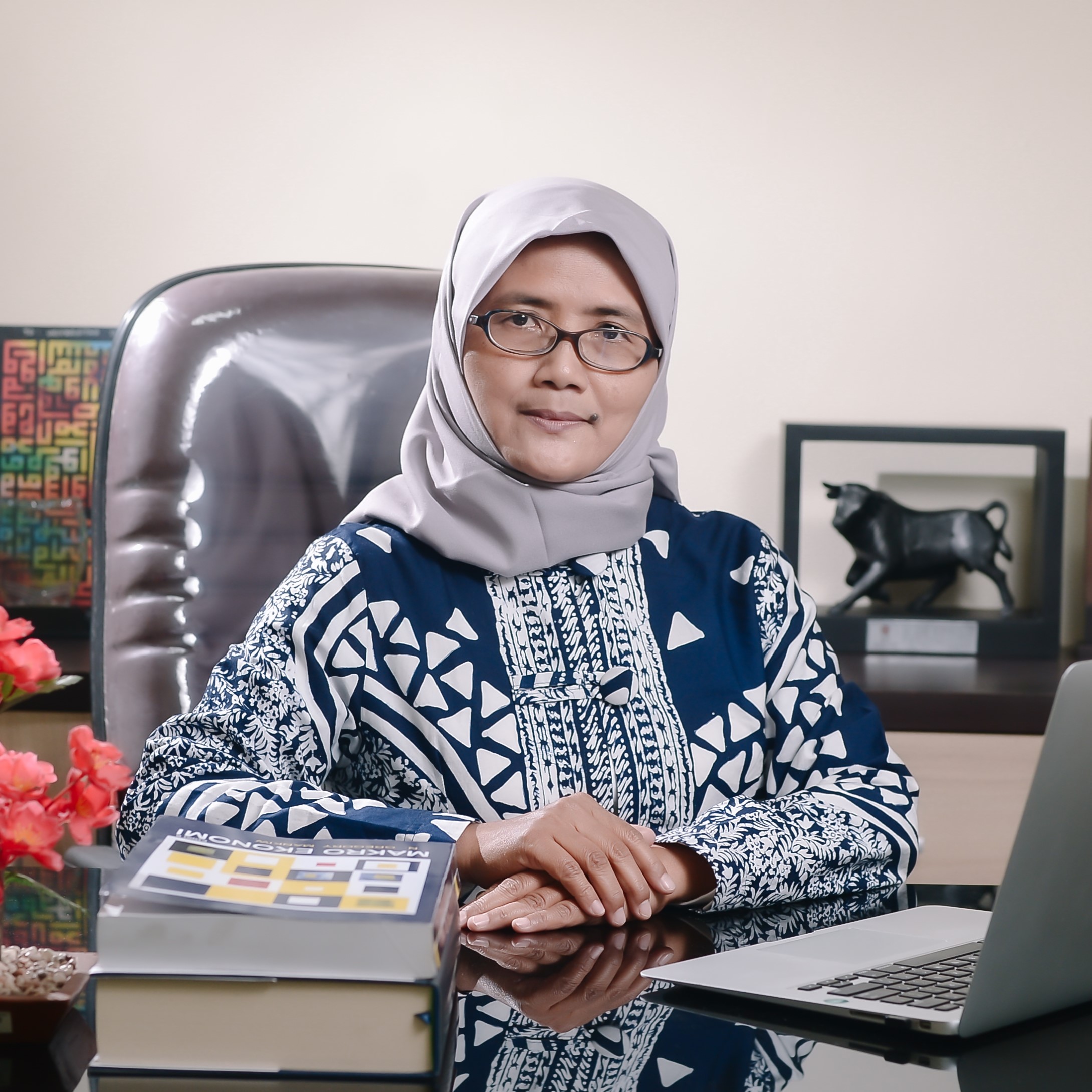 Dra. Indah Susantun, M.Si.